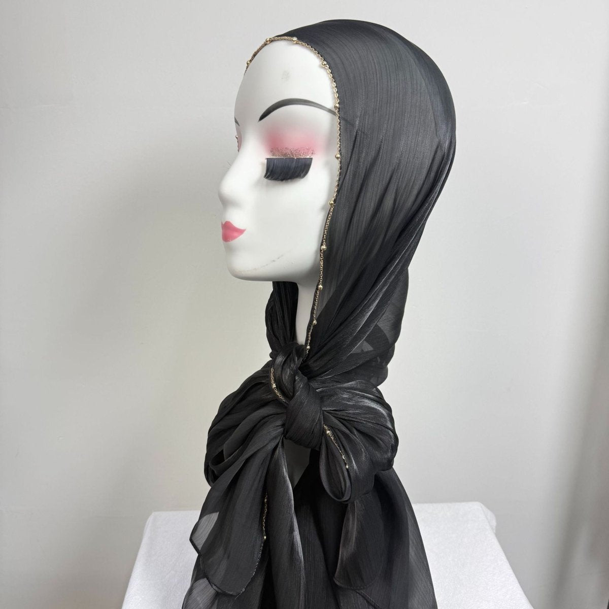 Hijab en satin froissé avec bordure perlée et chaîne dorée (MH238)