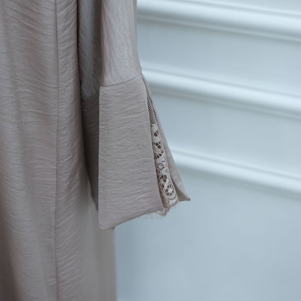 Abaya Ouverte Froissée avec Poignet en Dentelle (MOA328)