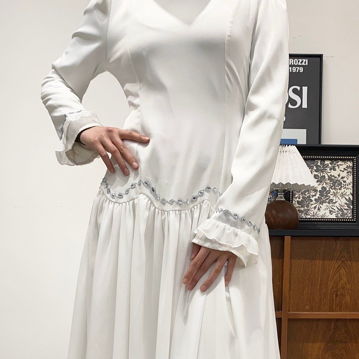 Robe avec chaîne de taille en cristal et manchettes à volants (MS306)