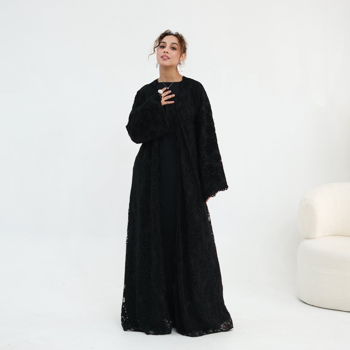 Abaya ouverte en dentelle florale avec doublure (MOA329)