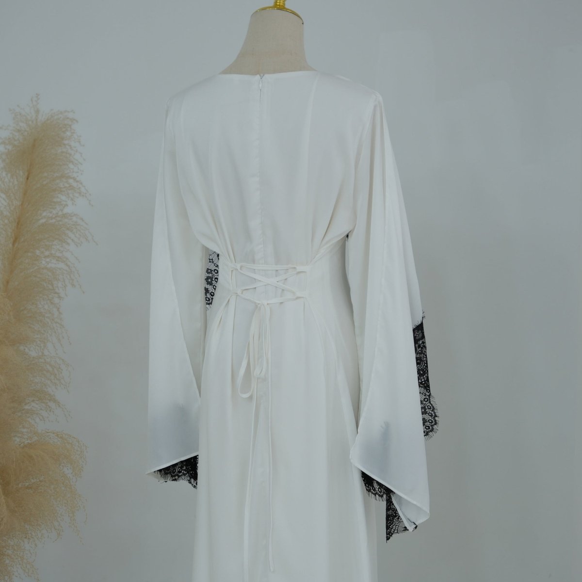 Robe Maxi en Satin avec Empiècement en Dentelle et Cape Fixe (MS438)