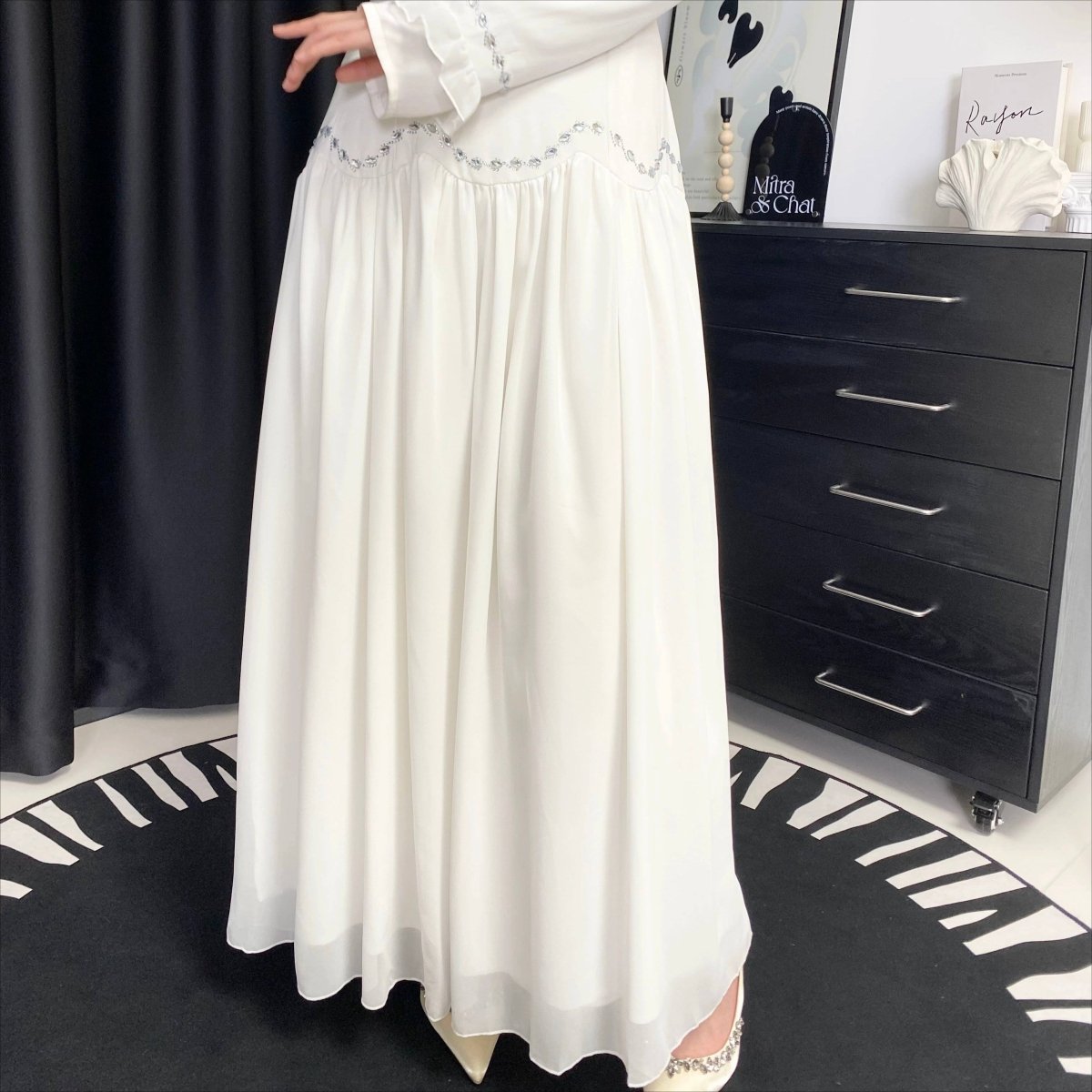 Robe avec chaîne de taille en cristal et manchettes à volants (MS306)