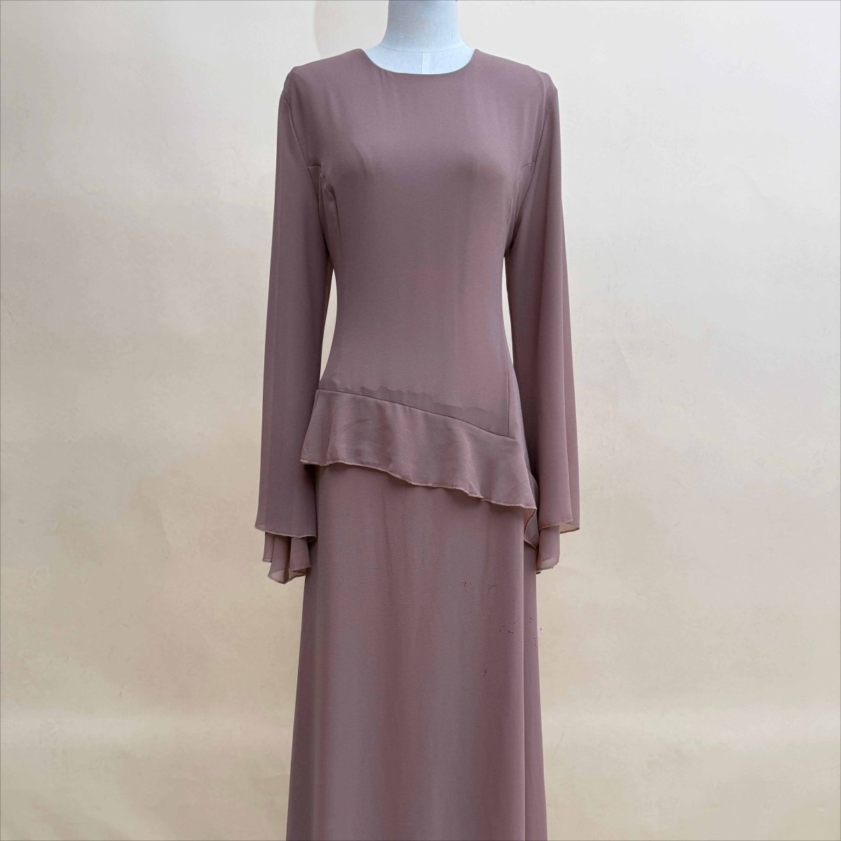 Robe longue en mousseline avec volants et nœud au dos | Robe maxi à manches cloche et étagée (MS227)