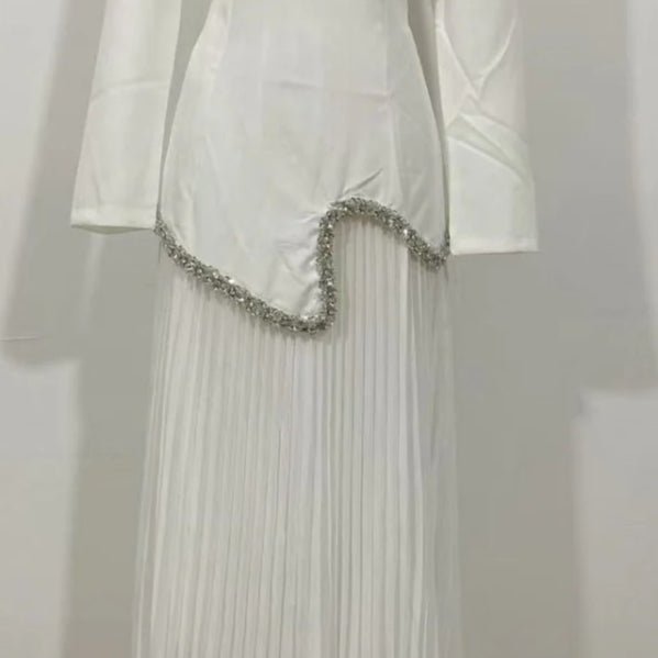 Robe Abaya Plissée Élégante avec Col et Taille Ornés de Diamants | Robe Maxi Musulmane Modeste avec Détail de Bride au Dos (MA294)