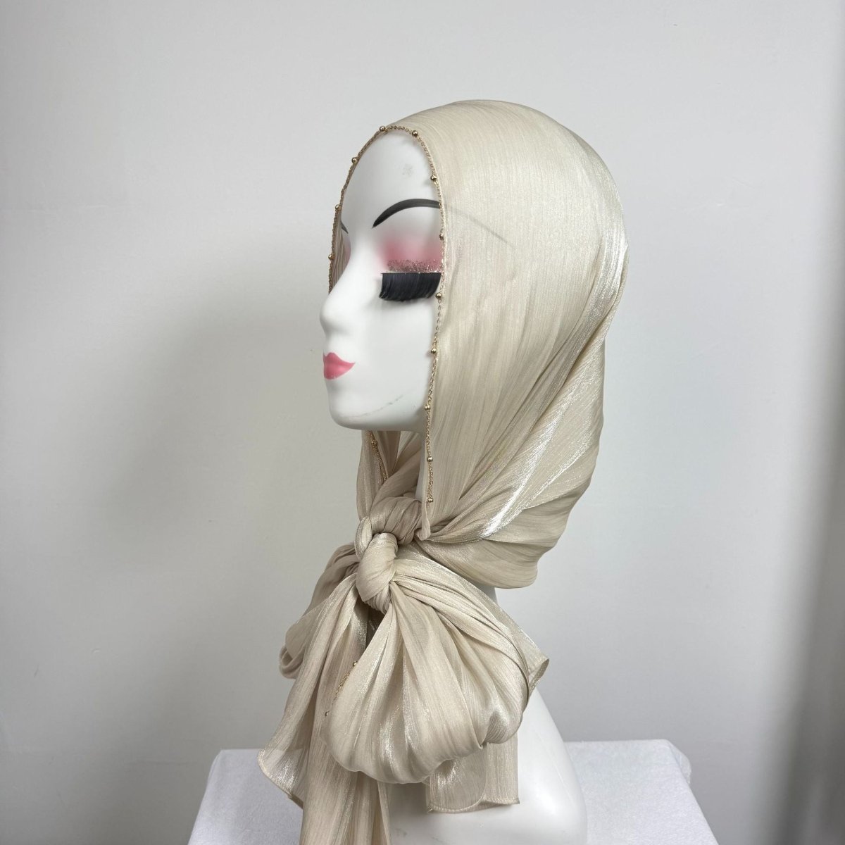 Hijab en satin froissé avec bordure perlée et chaîne dorée (MH238)