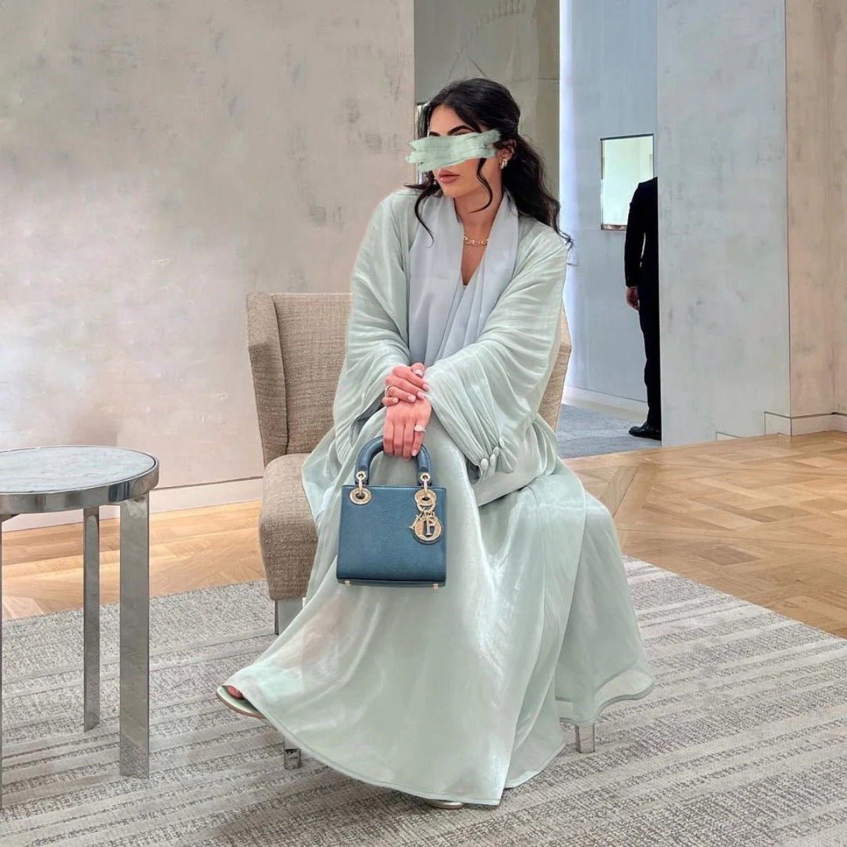 Abaya Ouverte en Satin Brillant | Abaya Brillante à Manches Volantes (MOA141)