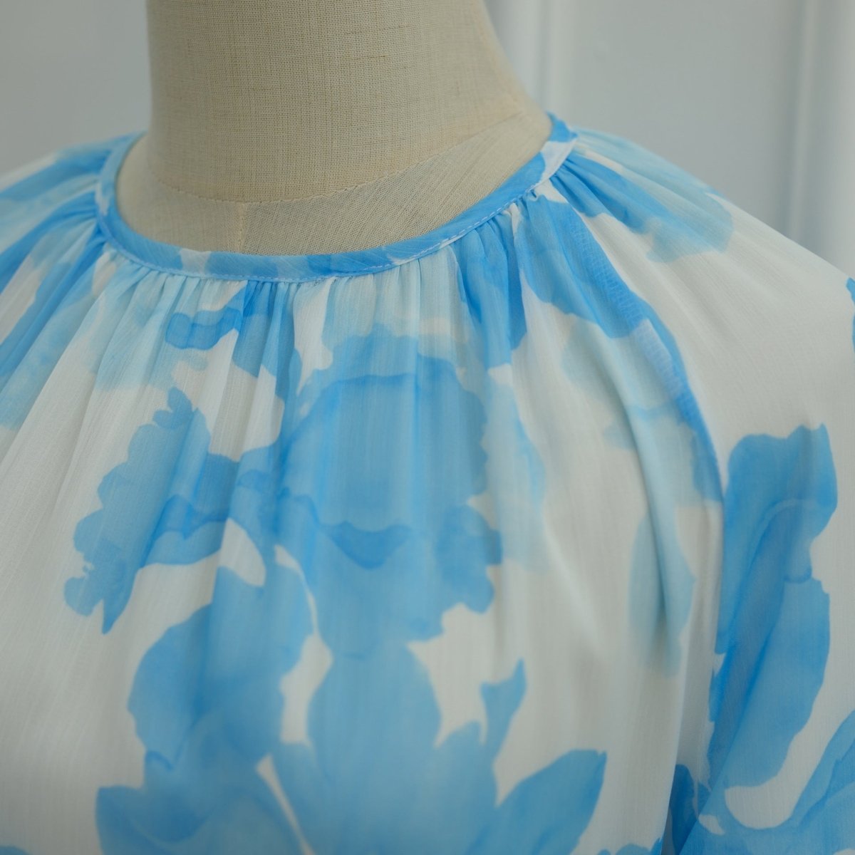 Robe maxi imprimée aquarelle à double couche et manches évasées (MS479)
