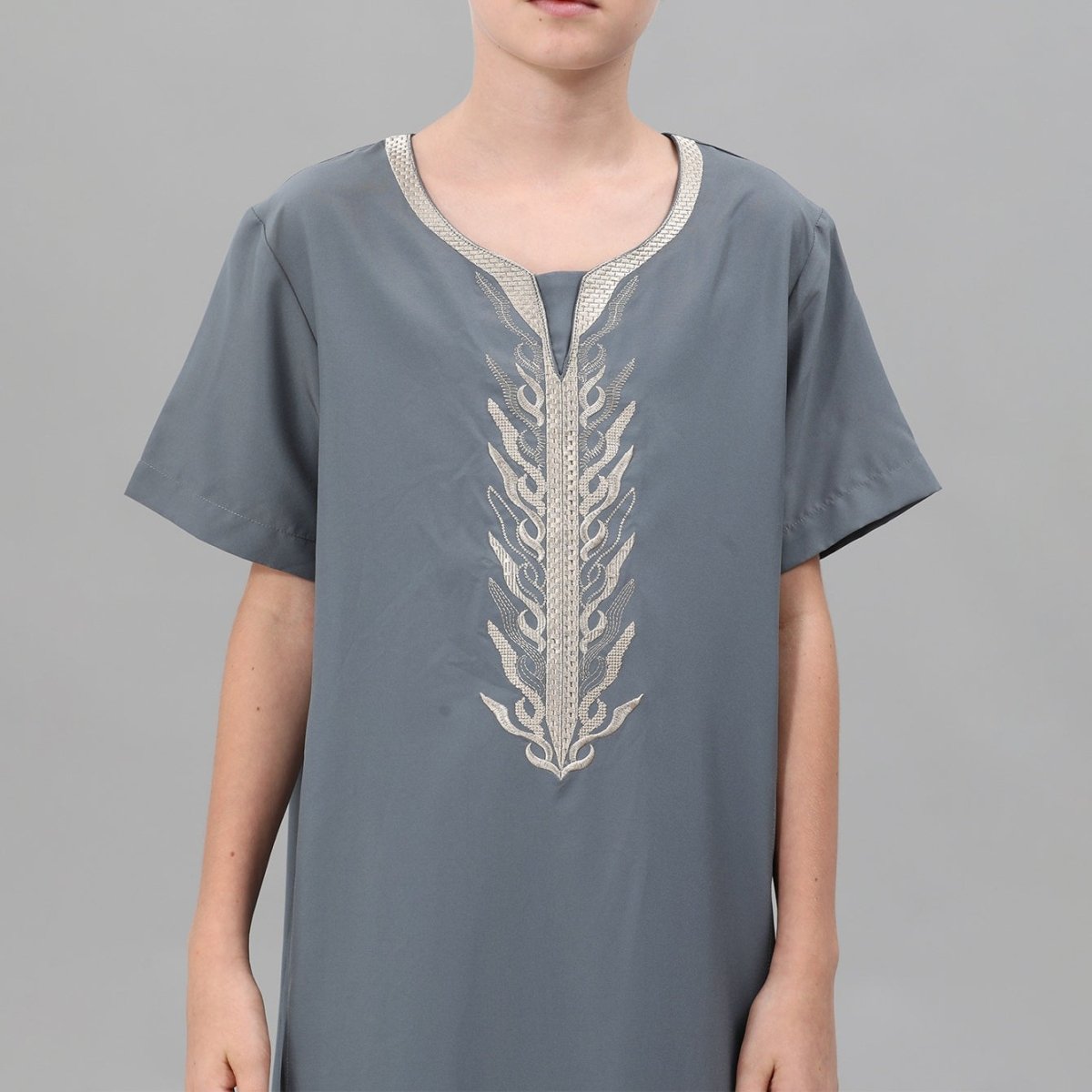 Qamis brodé pour garçons avec poches latérales (MKB035)