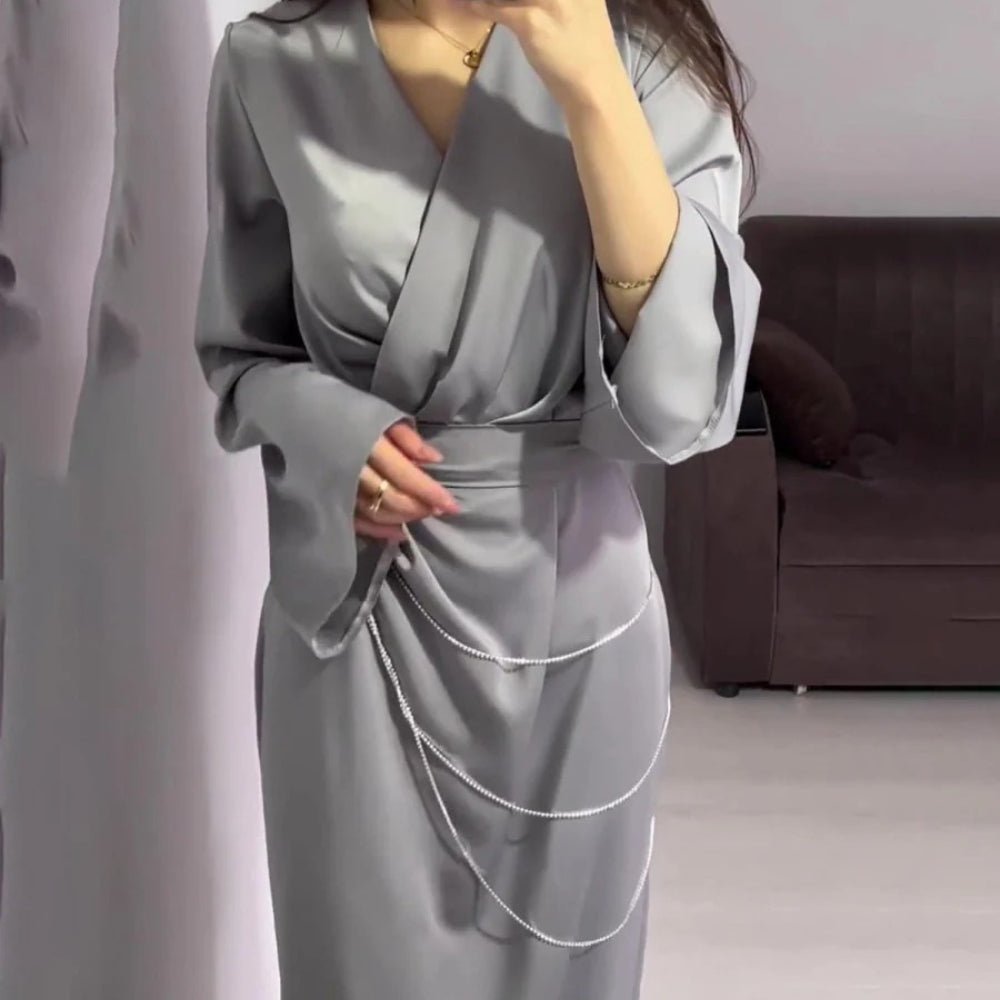 Robe Abaya Maxi Élégante en Satin avec Chaînes de Taille, Col en V, Manches Longues, Couleur Unie (MA204)