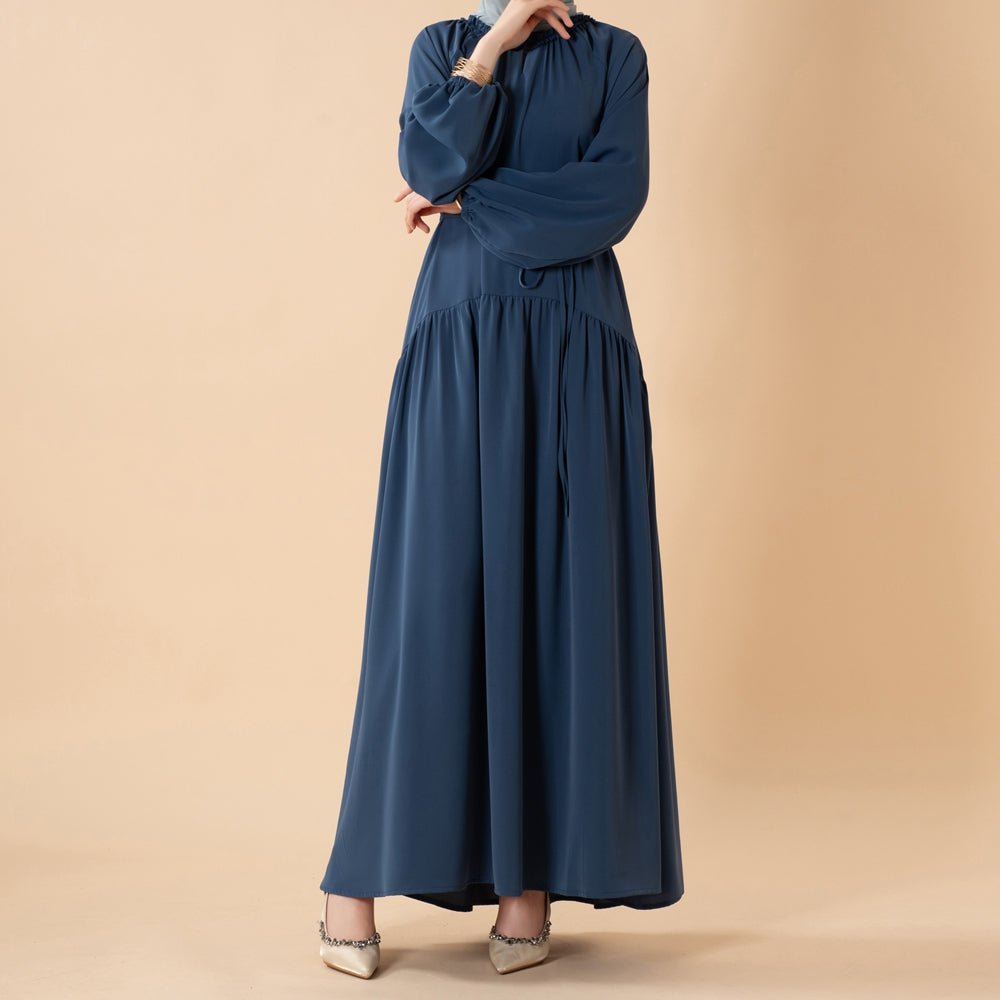 Robe maxi plissée coupe décontractée avec finition volantée et ceinture nouée (MA424)