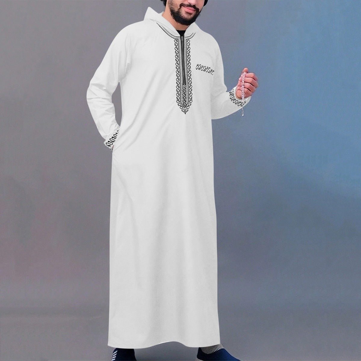 Thobe Robe pour Homme Premium avec Capuche, Coupe Ample de Luxe, Broderie et Calligraphie Islamique, Fermeture Zippée (MT024)
