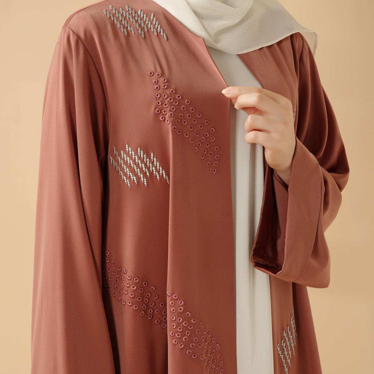 Abaya avec broderie 3D et perles géométriques. Abaya ouverte avec broderie 3D (MOA085)