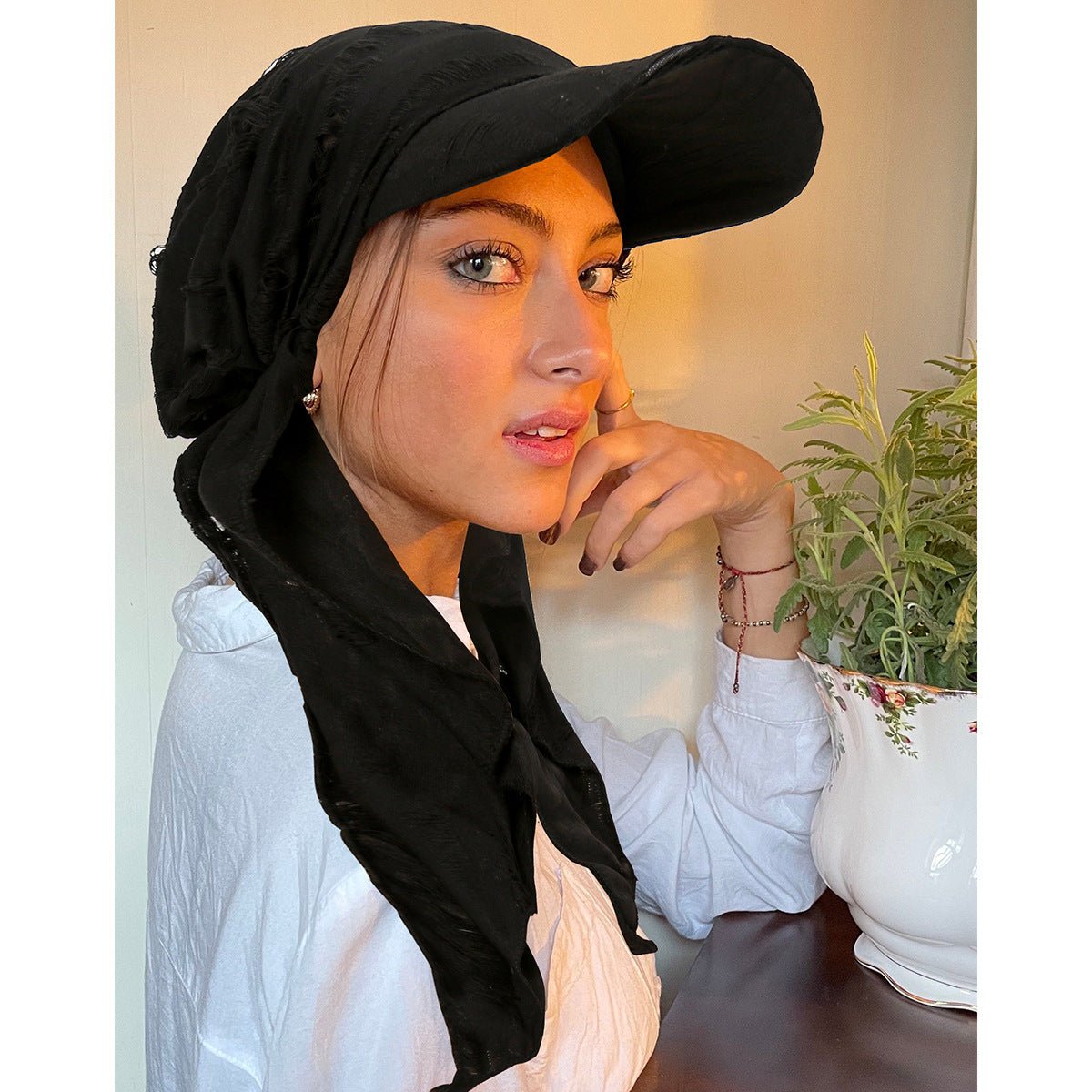 Casquette de baseball tendance multicolore pour femme – Bonnet bohème à bords effilochés avec détail plume (MH113)
