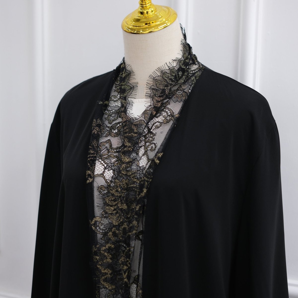 Abaya ouverte à manches évasées avec panneaux en dentelle et poches (MOA332)