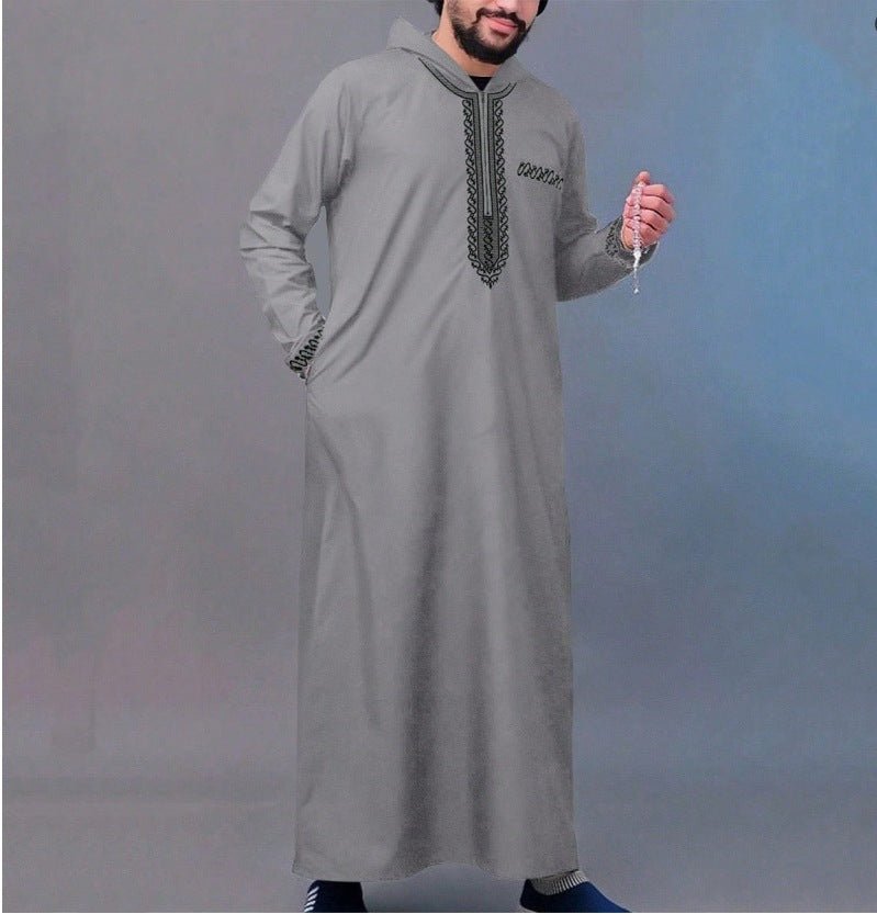Thobe Robe pour Homme Premium avec Capuche, Coupe Ample de Luxe, Broderie et Calligraphie Islamique, Fermeture Zippée (MT024)