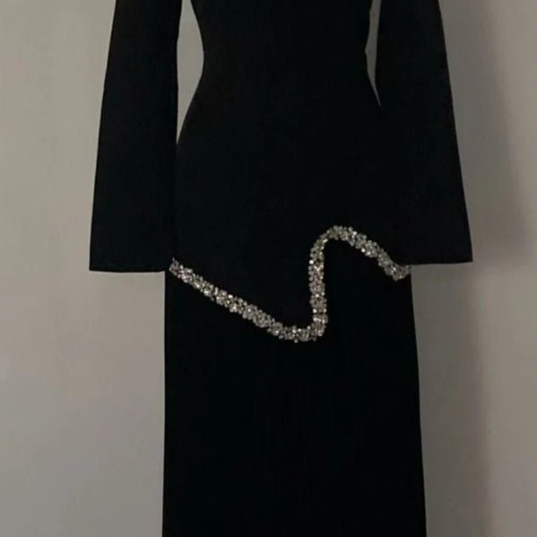 Robe Abaya Plissée Élégante avec Col et Taille Ornés de Diamants | Robe Maxi Musulmane Modeste avec Détail de Bride au Dos (MA294)