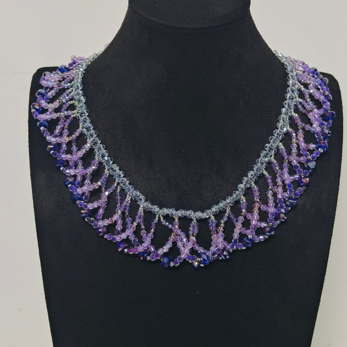 Collier de perles tissé à la main | Ras-de-cou en perles de verre et perles de coquillage | Collier en perles de rocaille au motif complexe (MAC343)