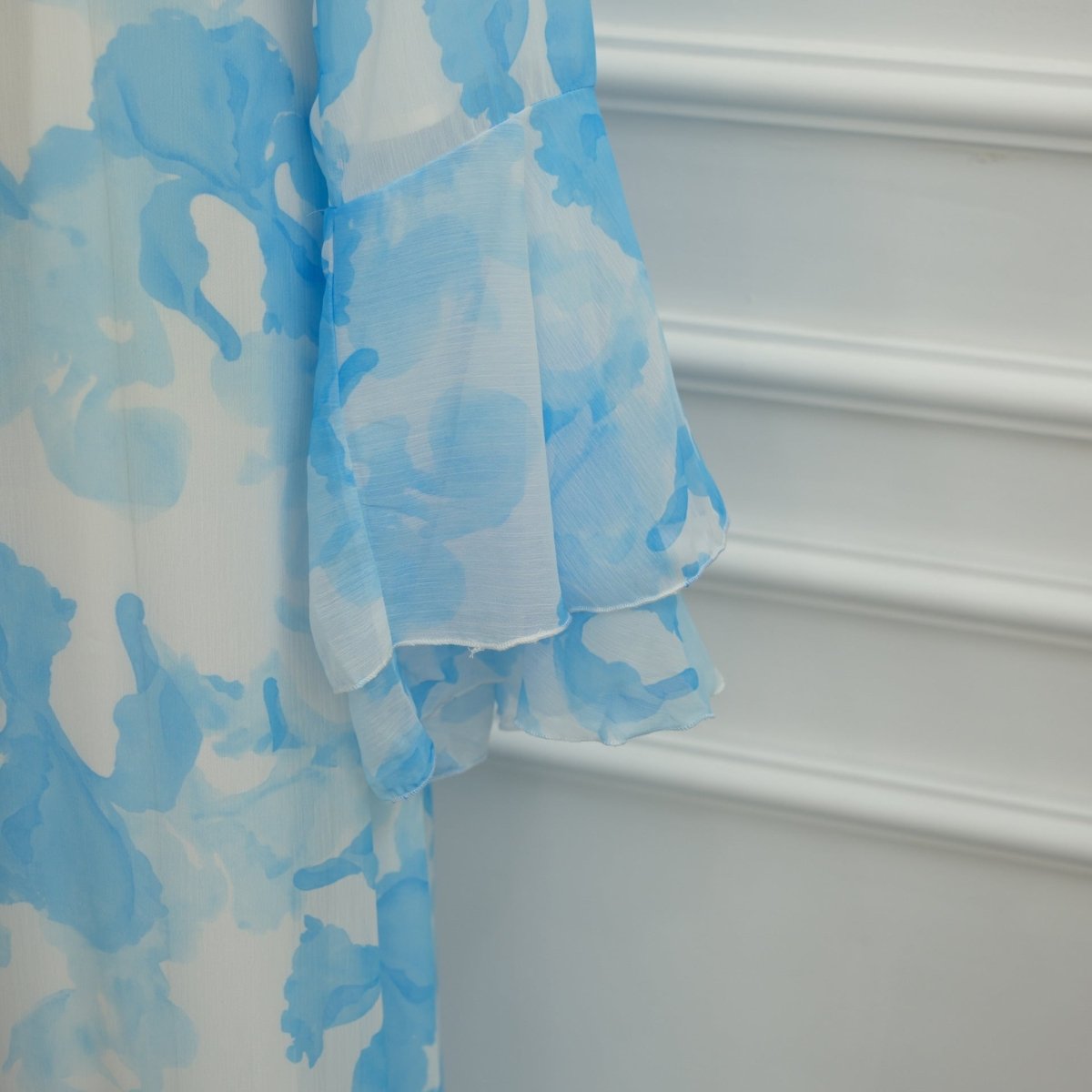 Robe maxi imprimée aquarelle à double couche et manches évasées (MS479)