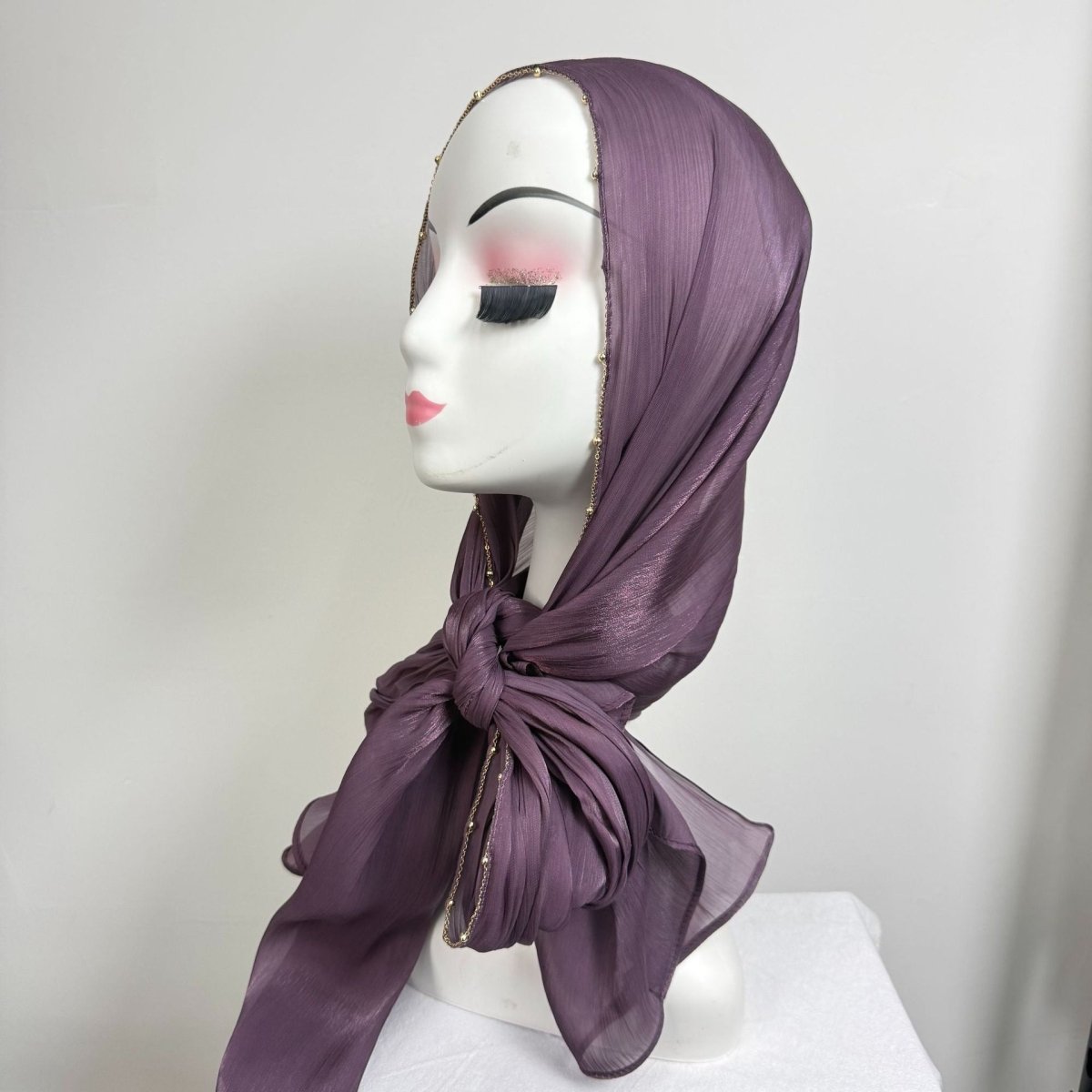 Hijab en satin froissé avec bordure perlée et chaîne dorée (MH238)