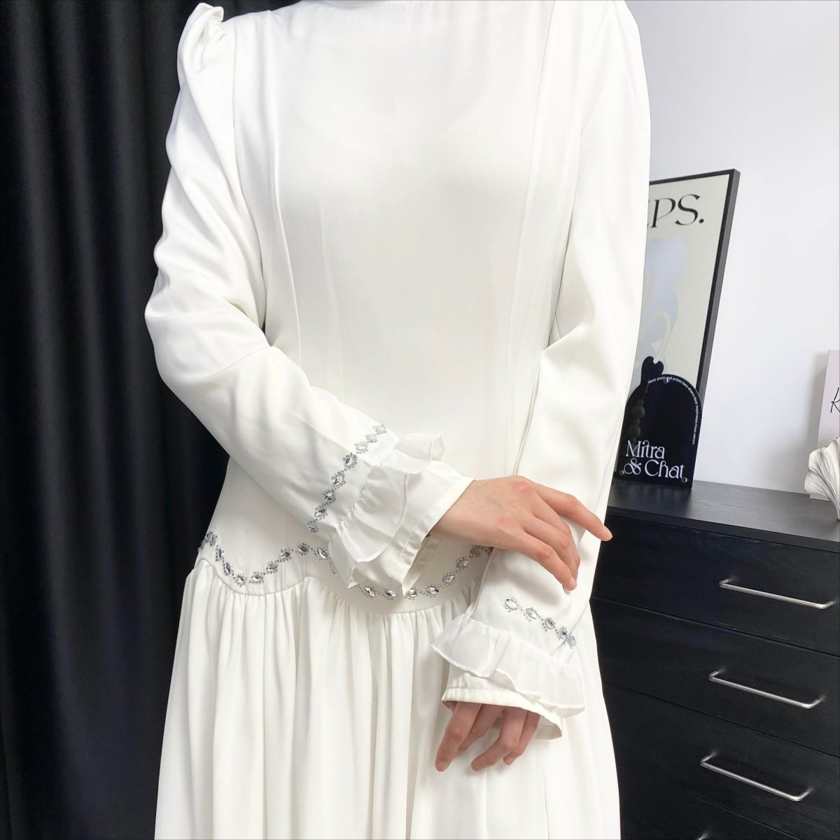 Robe avec chaîne de taille en cristal et manchettes à volants (MS306)