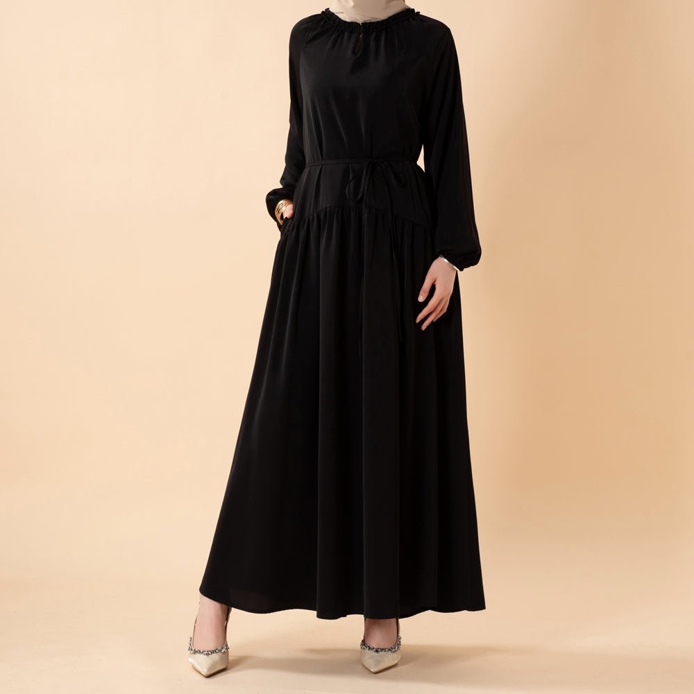 Robe maxi plissée coupe décontractée avec finition volantée et ceinture nouée (MA424)