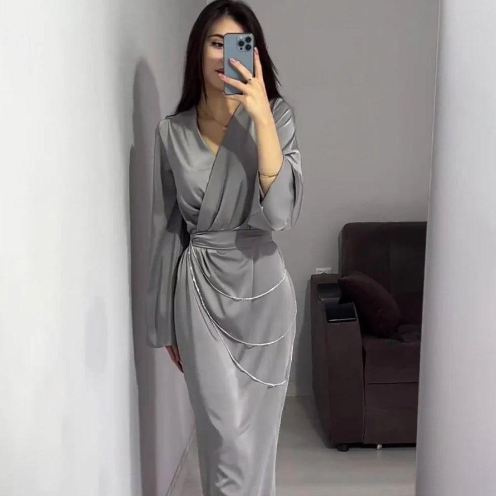 Robe Abaya Maxi Élégante en Satin avec Chaînes de Taille, Col en V, Manches Longues, Couleur Unie (MA204)