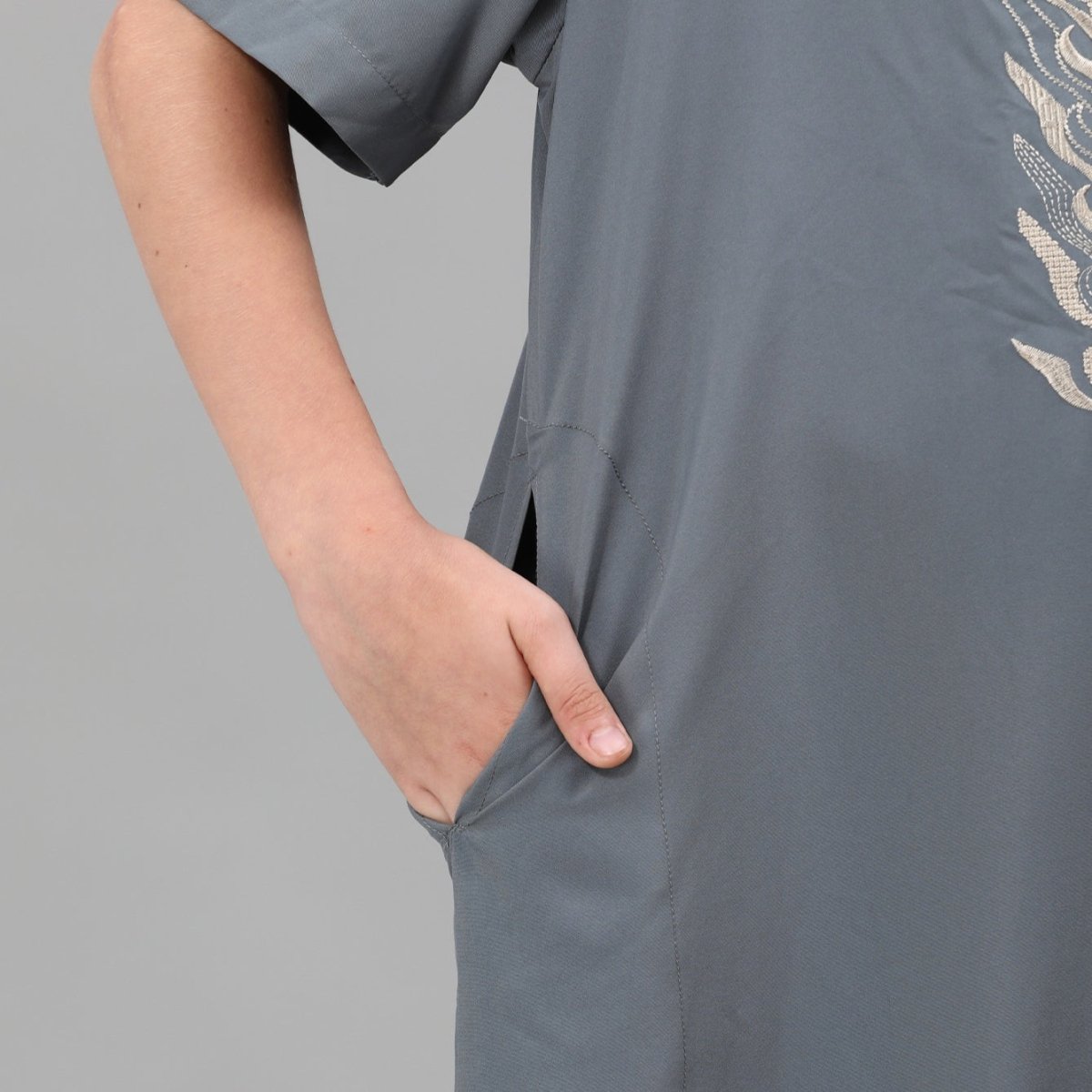 Qamis brodé pour garçons avec poches latérales (MKB035)