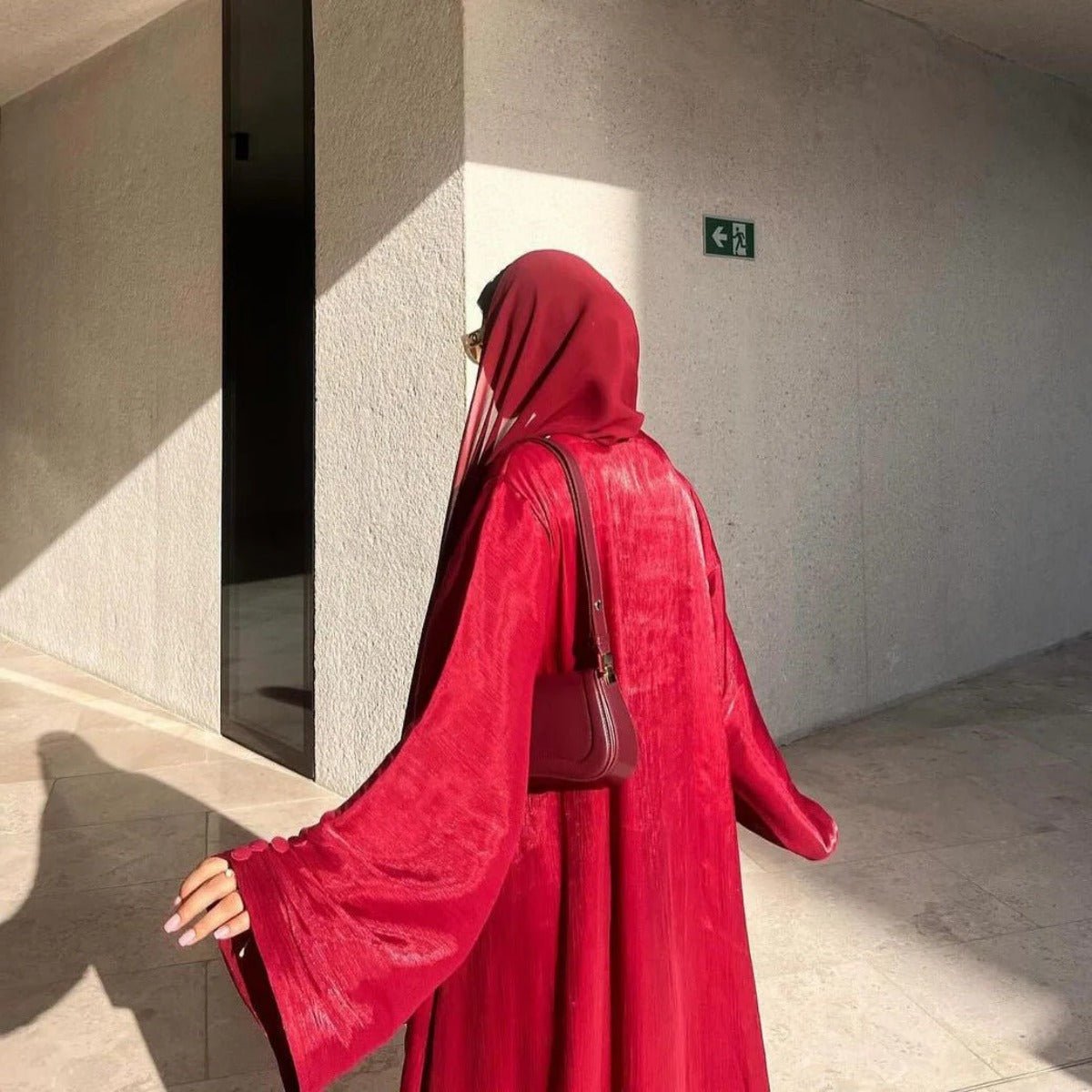 Abaya Ouverte en Satin Brillant | Abaya Brillante à Manches Volantes (MOA141)