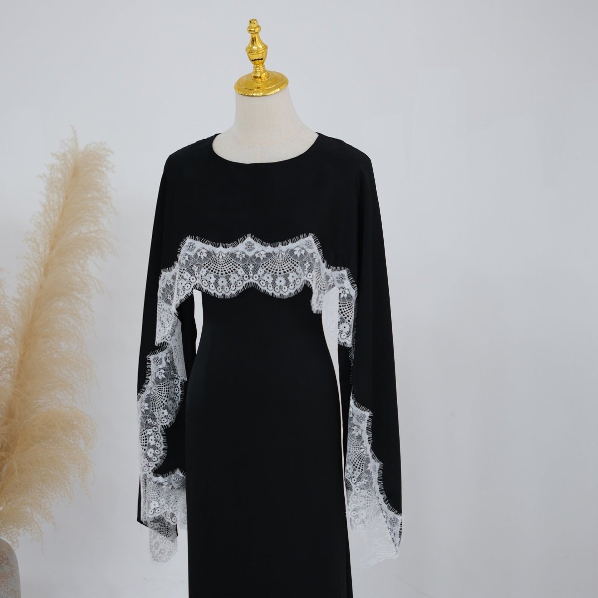 Robe Maxi en Satin avec Empiècement en Dentelle et Cape Fixe (MS438)