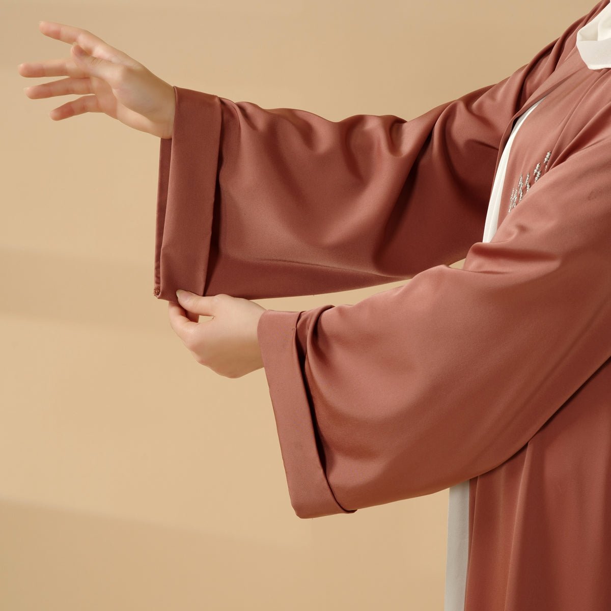 Abaya avec broderie 3D et perles géométriques. Abaya ouverte avec broderie 3D (MOA085)