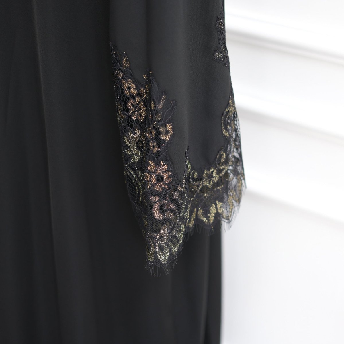 Abaya ouverte à manches évasées avec panneaux en dentelle et poches (MOA332)