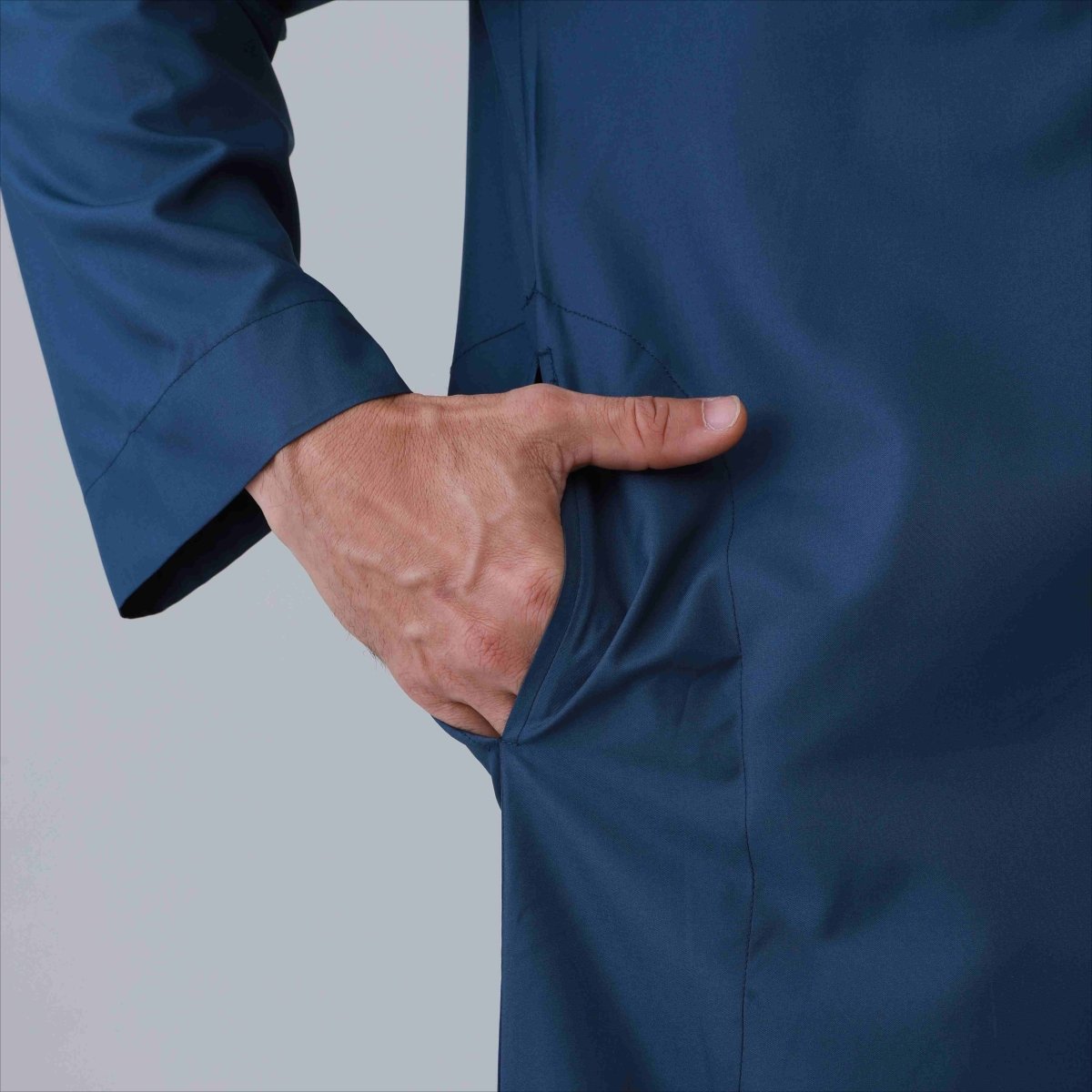 Thobe uni pour homme avec patte de boutonnage (MT036)