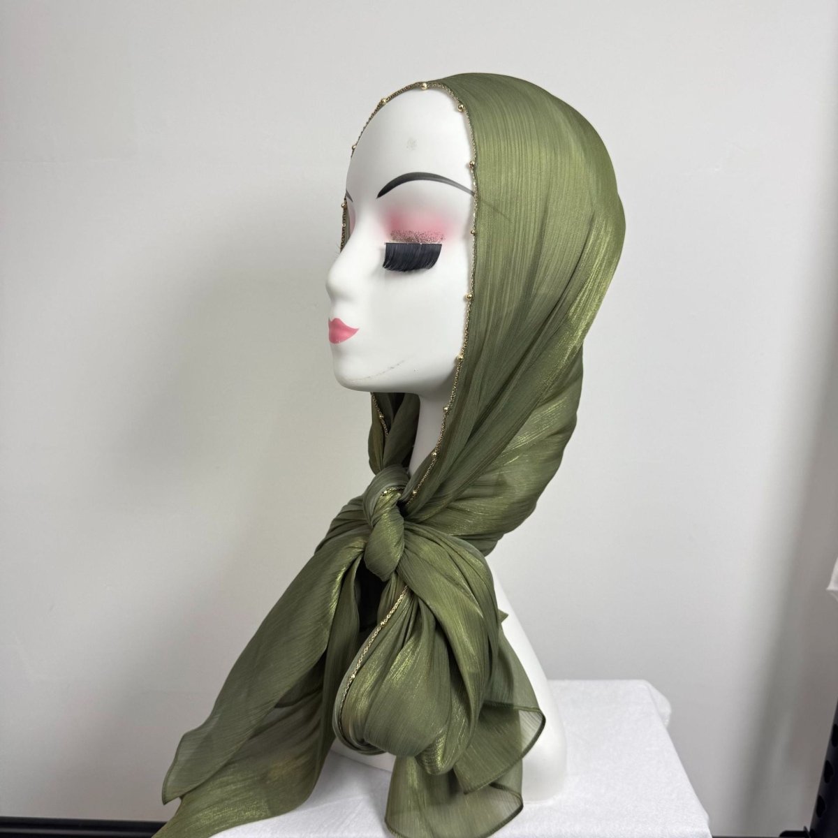 Hijab en satin froissé avec bordure perlée et chaîne dorée (MH238)