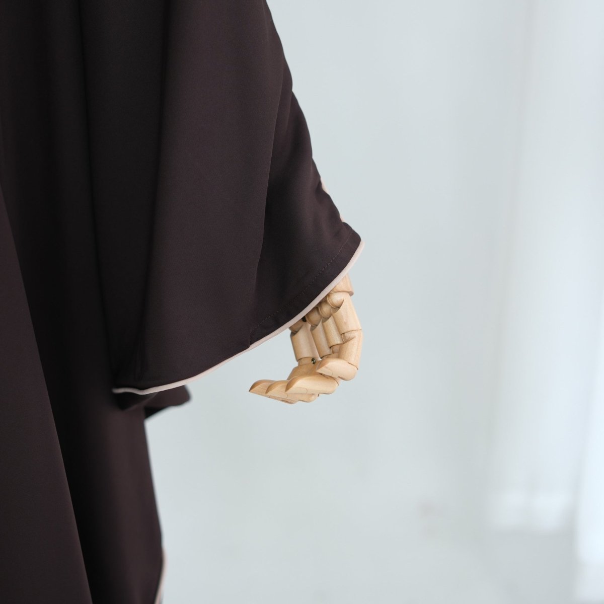 Abaya ouverte manches chauve-souris avec liseré contrastant (MOA325)