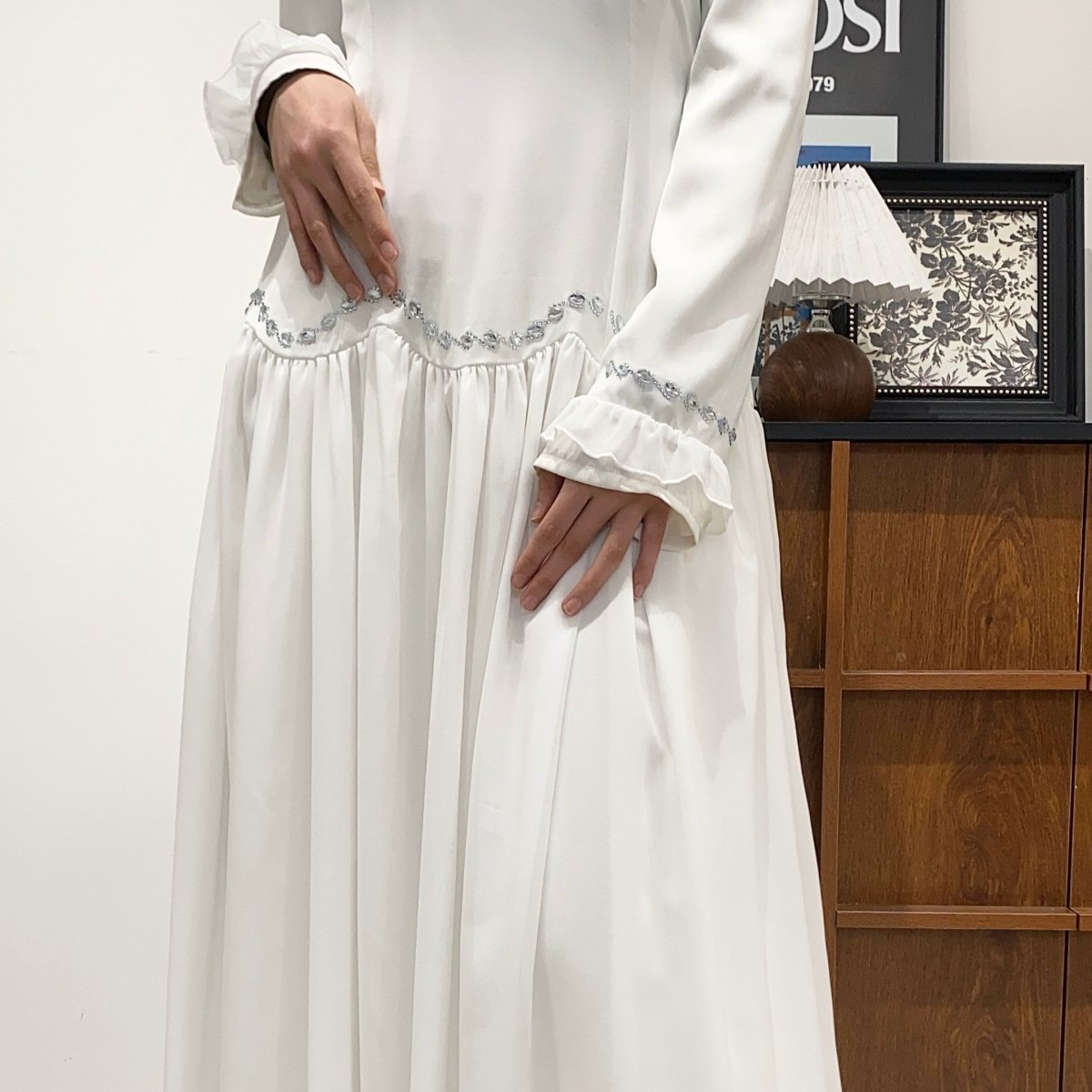 Robe avec chaîne de taille en cristal et manchettes à volants (MS306)
