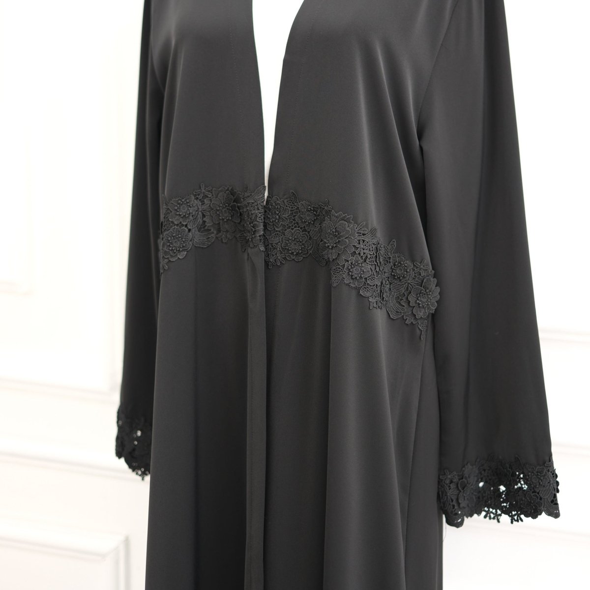 Abaya ouverte à bordure de dentelle florale 3D (MOA336)