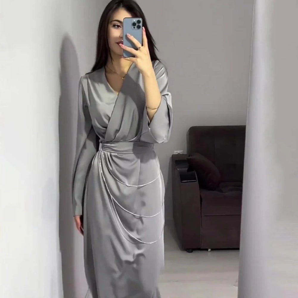 Robe Abaya Maxi Élégante en Satin avec Chaînes de Taille, Col en V, Manches Longues, Couleur Unie (MA204)
