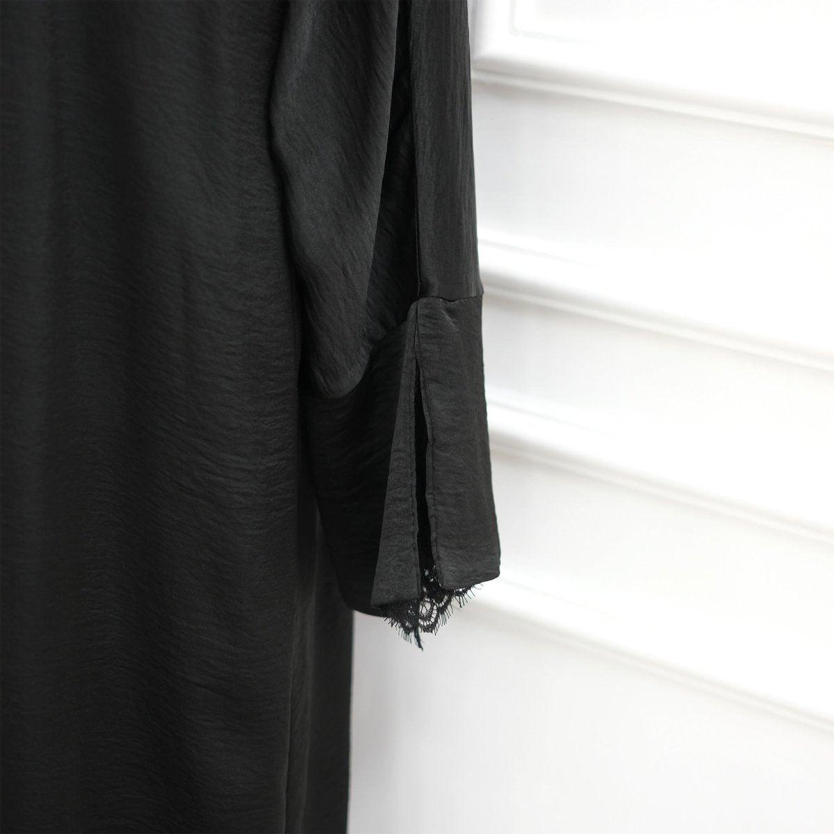 Abaya Ouverte Froissée avec Poignet en Dentelle (MOA328)