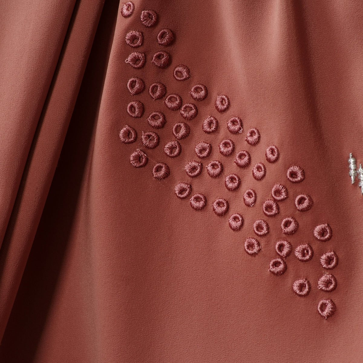 Abaya avec broderie 3D et perles géométriques. Abaya ouverte avec broderie 3D (MOA085)