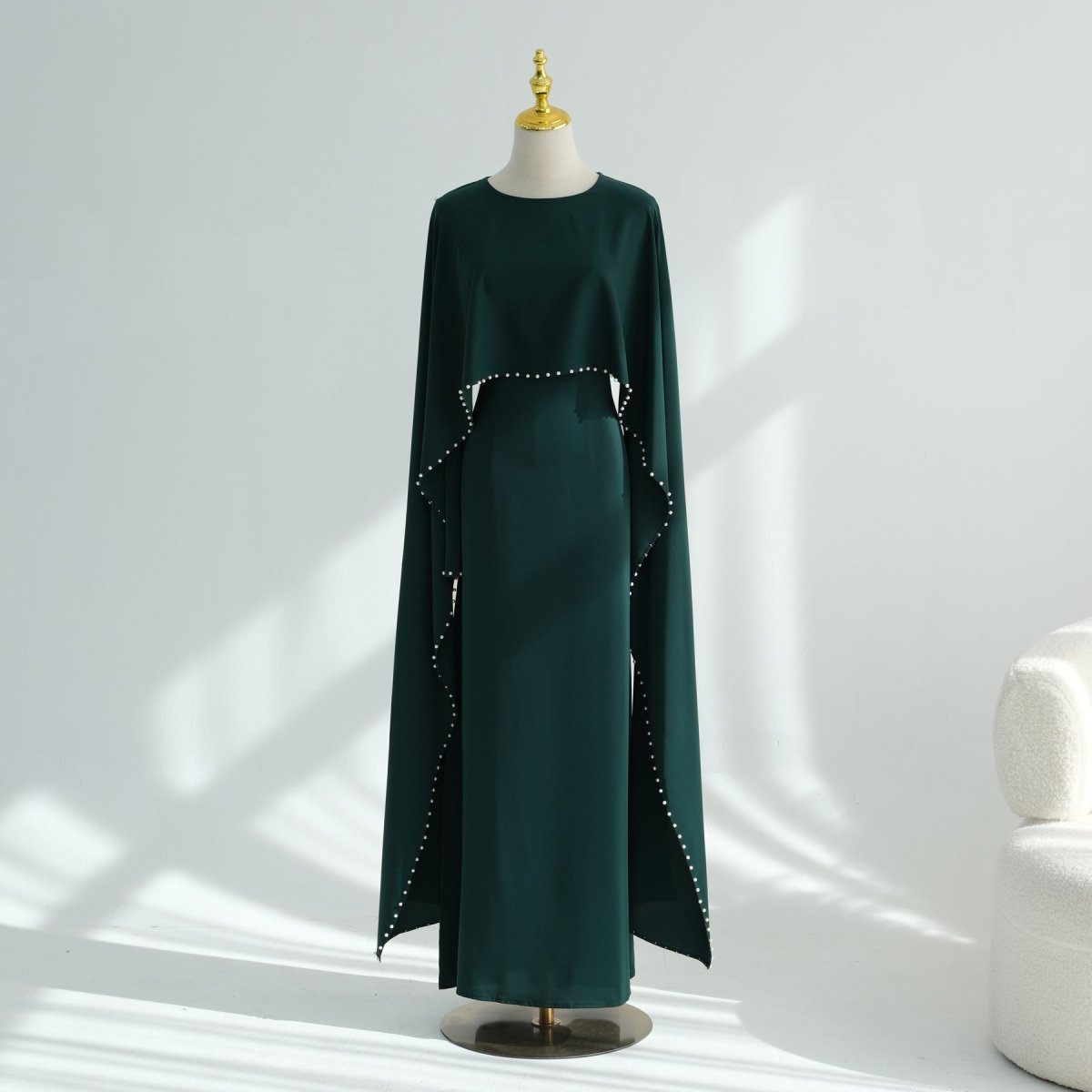Robe Maxi Nida à Manches Cape et Perles Brodées à la Main (MS439)