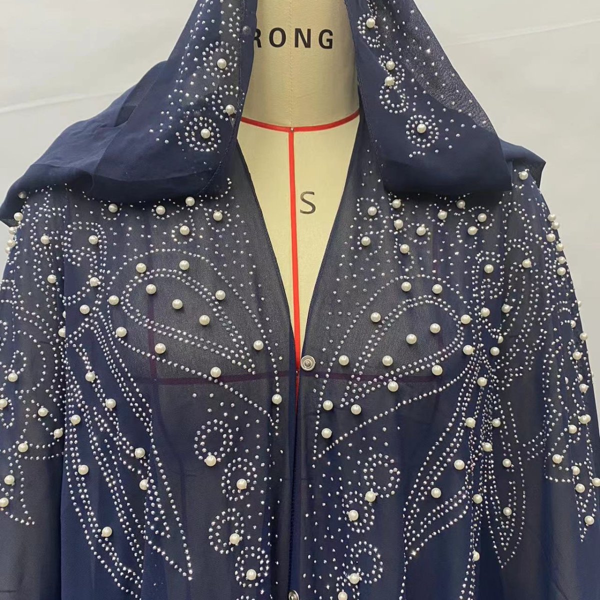 Cape Abaya à capuche ornée de cristaux et de perles (MA366)