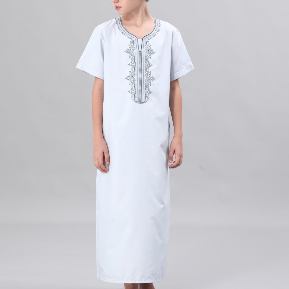 Qamis brodé pour garçons avec poches latérales (MKB035)