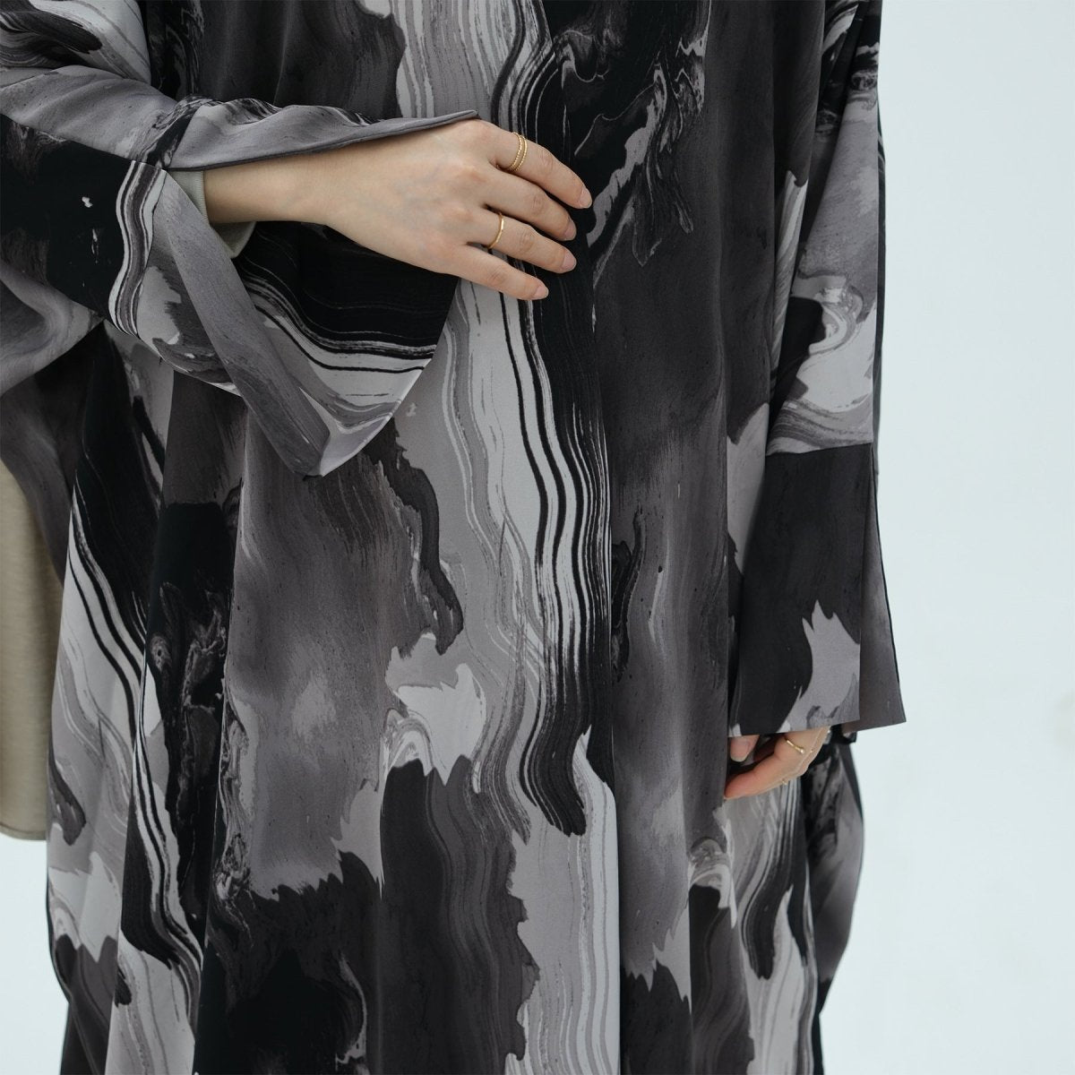 Cardigan Abaya imprimé élégant, motifs floraux géométriques artistiques, mode islamique modeste (MOA154)