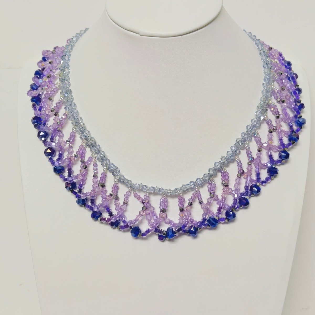 Collier de perles tissé à la main | Ras-de-cou en perles de verre et perles de coquillage | Collier en perles de rocaille au motif complexe (MAC343)
