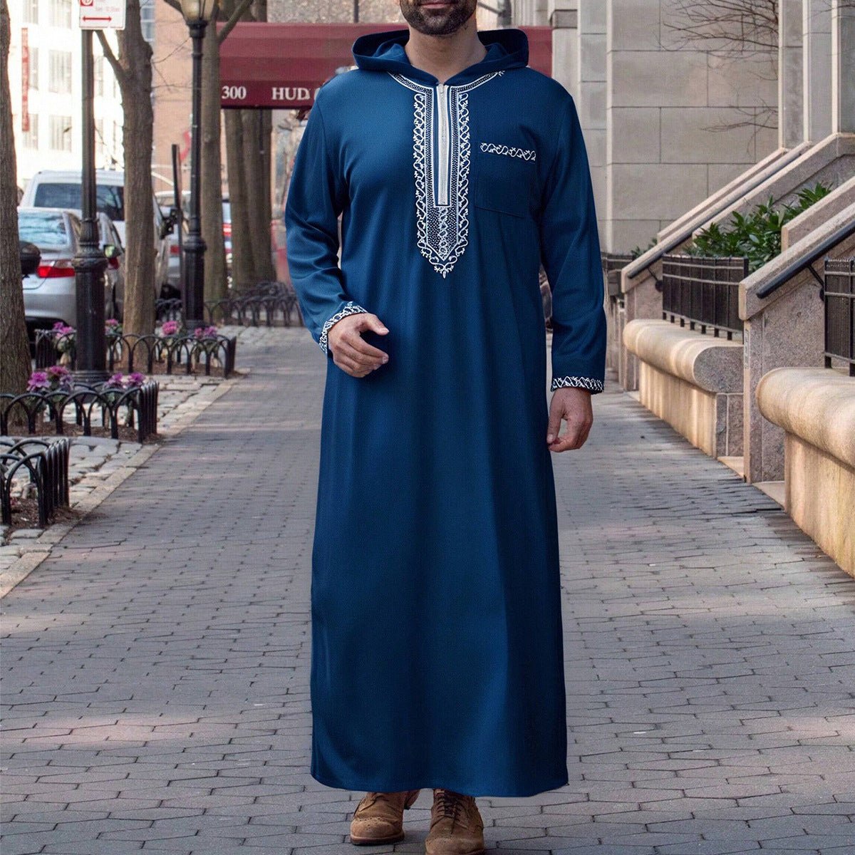 Thobe Robe pour Homme Premium avec Capuche, Coupe Ample de Luxe, Broderie et Calligraphie Islamique, Fermeture Zippée (MT024)