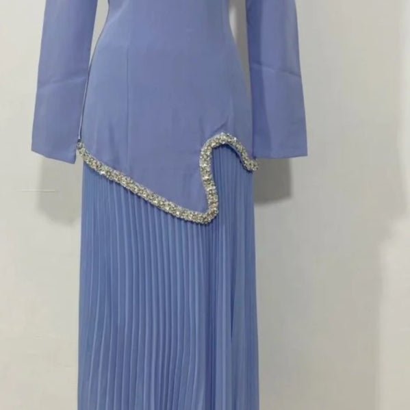 Robe Abaya Plissée Élégante avec Col et Taille Ornés de Diamants | Robe Maxi Musulmane Modeste avec Détail de Bride au Dos (MA294)