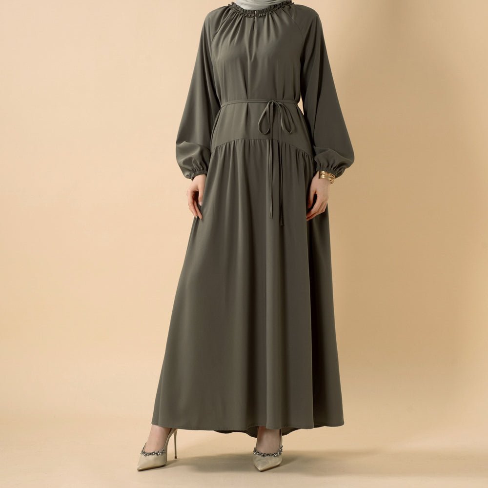 Robe maxi plissée coupe décontractée avec finition volantée et ceinture nouée (MA424)