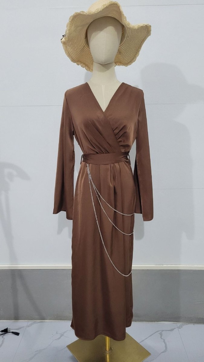 Robe Abaya Maxi Élégante en Satin avec Chaînes de Taille, Col en V, Manches Longues, Couleur Unie (MA204)