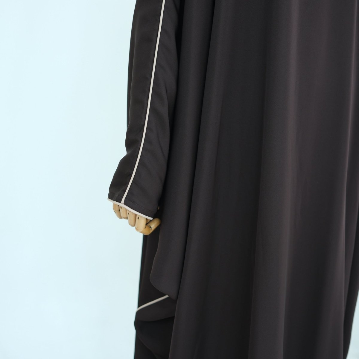 Abaya ouverte manches chauve-souris avec liseré contrastant (MOA325)