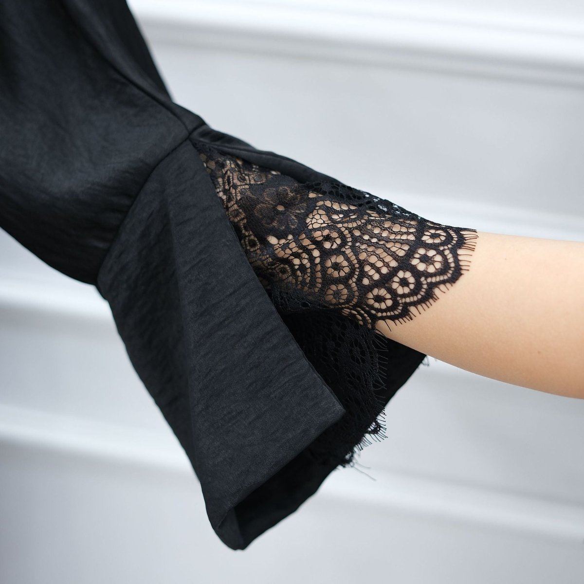 Abaya Ouverte Froissée avec Poignet en Dentelle (MOA328)